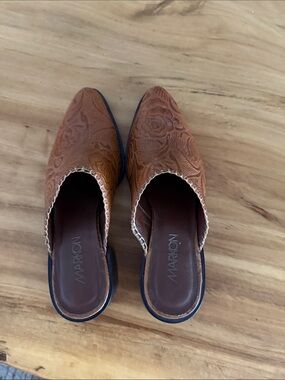 Markon Western Mules Brown leather and a pointed toe Slip-On